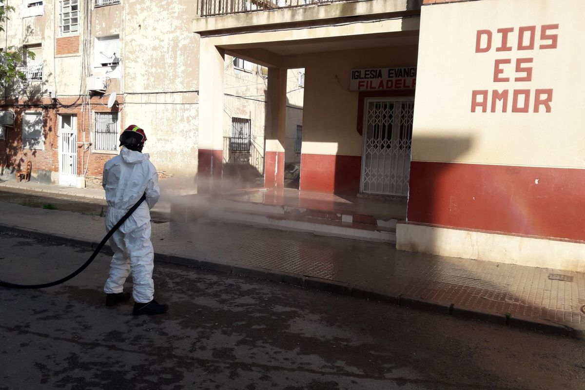 Bomberos desinfectas espacios públicos afectados por el bote de COVID en Lo Campano