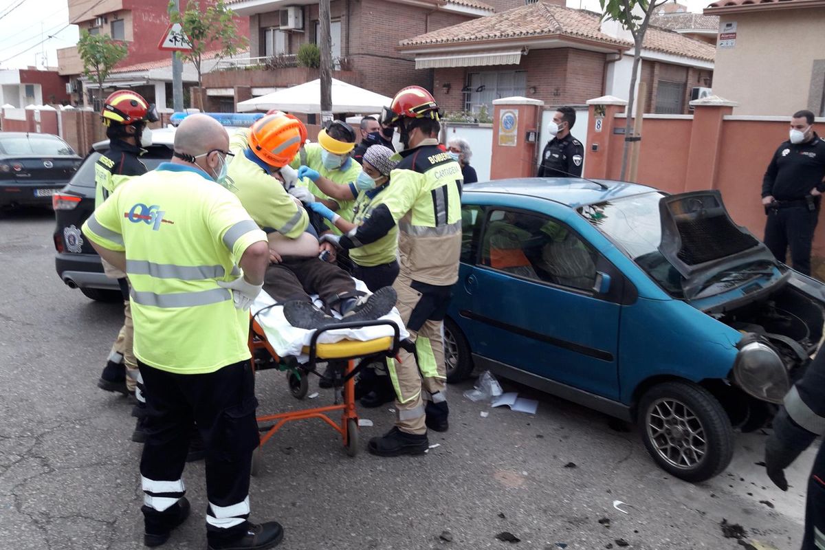 Bomberos auxilian a un conductor de 72 aos tras sufrir un accidente en Urbanizacin Mediterrneo