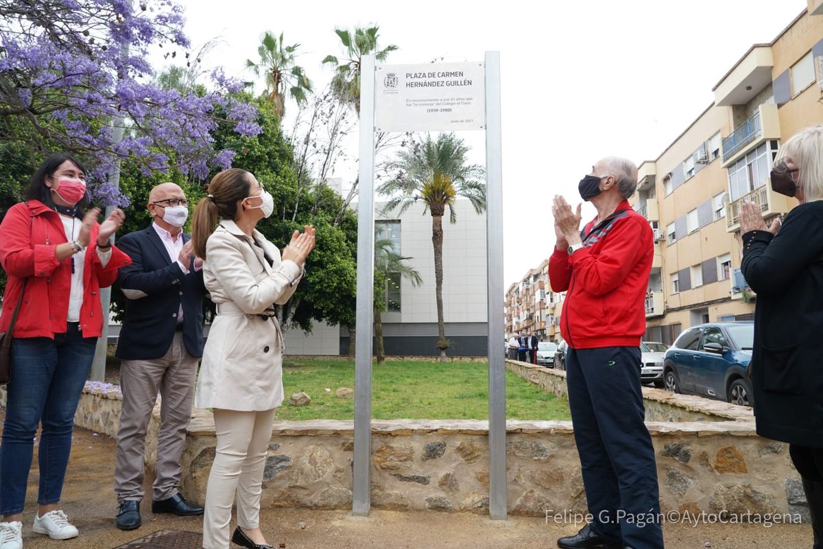 Nominacin de la plaza de Carmen Hernndez 'la Conserja' en Urbanizacin Mediterrneo