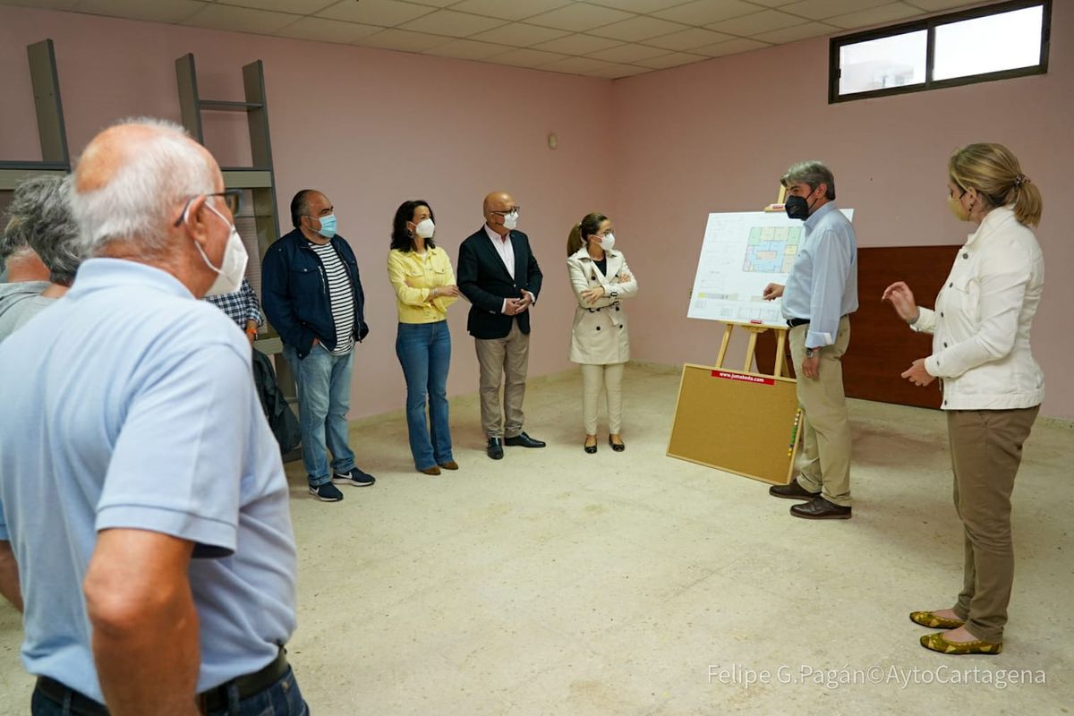 La alcaldesa explica a los vecinos de Playa Honda las obras del consultorio mdico y local social