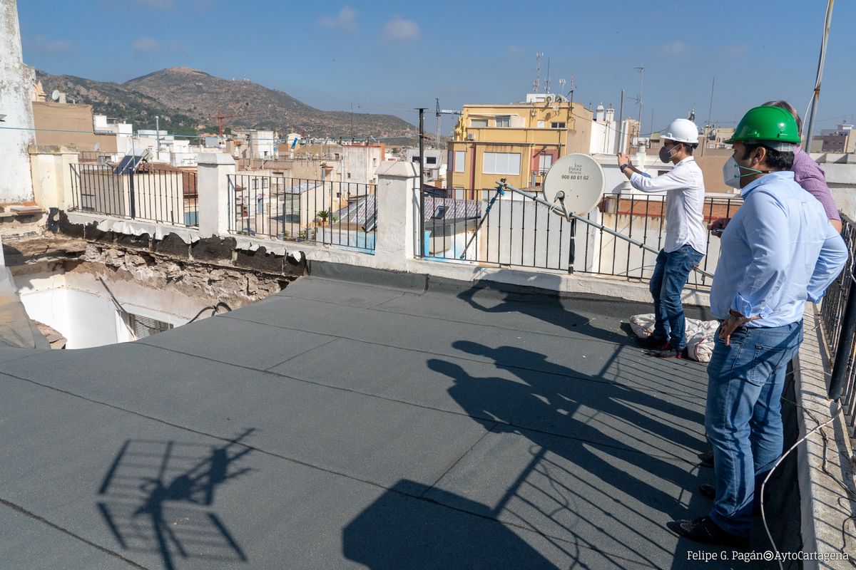 Tcnicos municipales de Urbanismo visitan el edificio de la plaza de la Condesa de Peralta afectado por el derrumbe de una de sus plantas