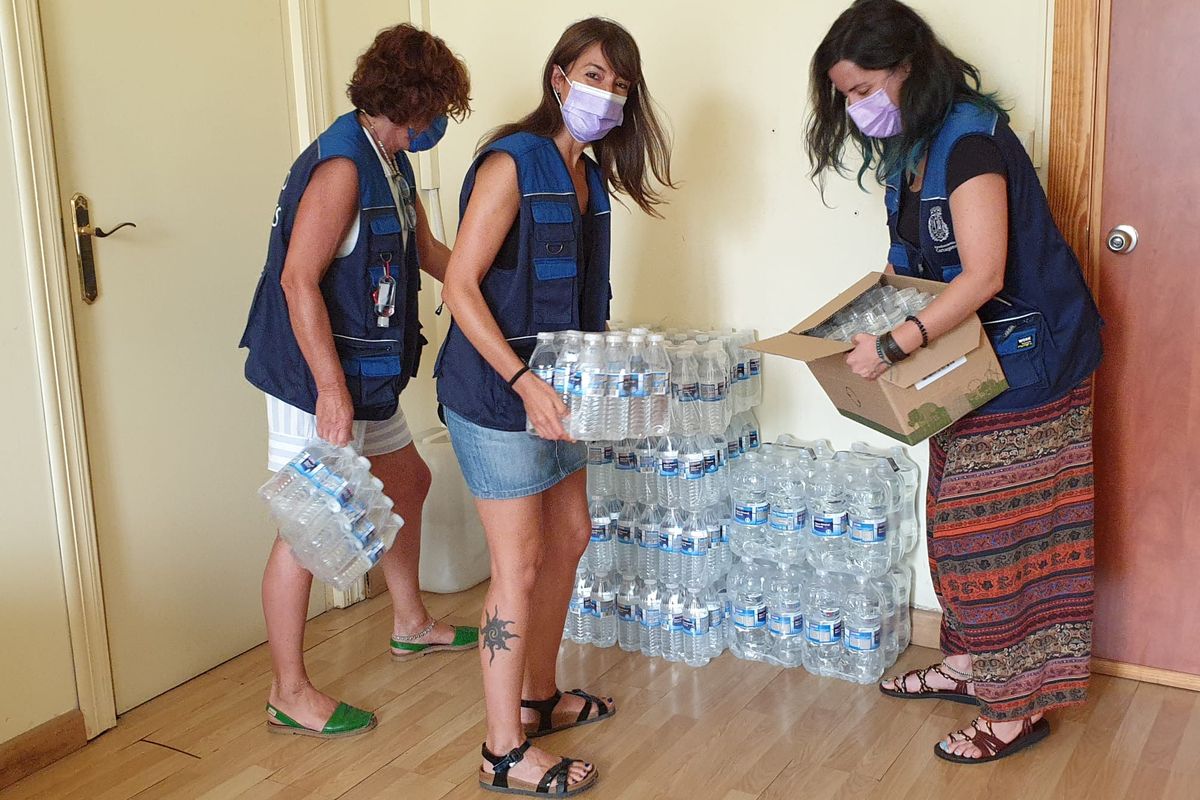 Personal de Servicios Sociales prepara botellas de agua para dar a la poblacin.