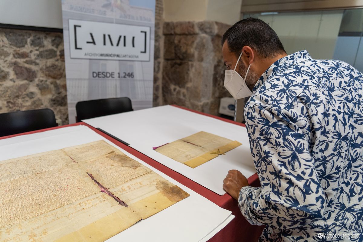 Documentos medievales que se restaurarn en el Archivo Regional