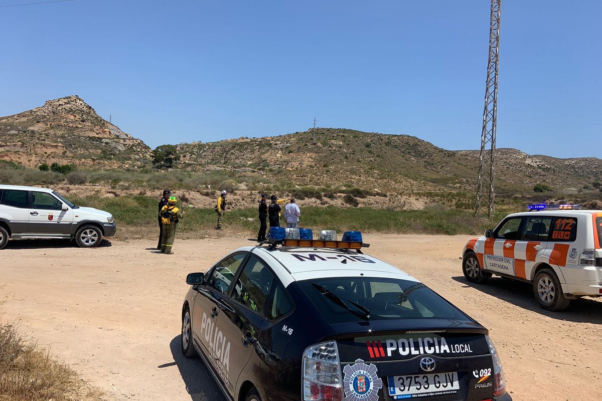 Bomberos y Polica Local intervienen en el incendio del barranco de Orfeo