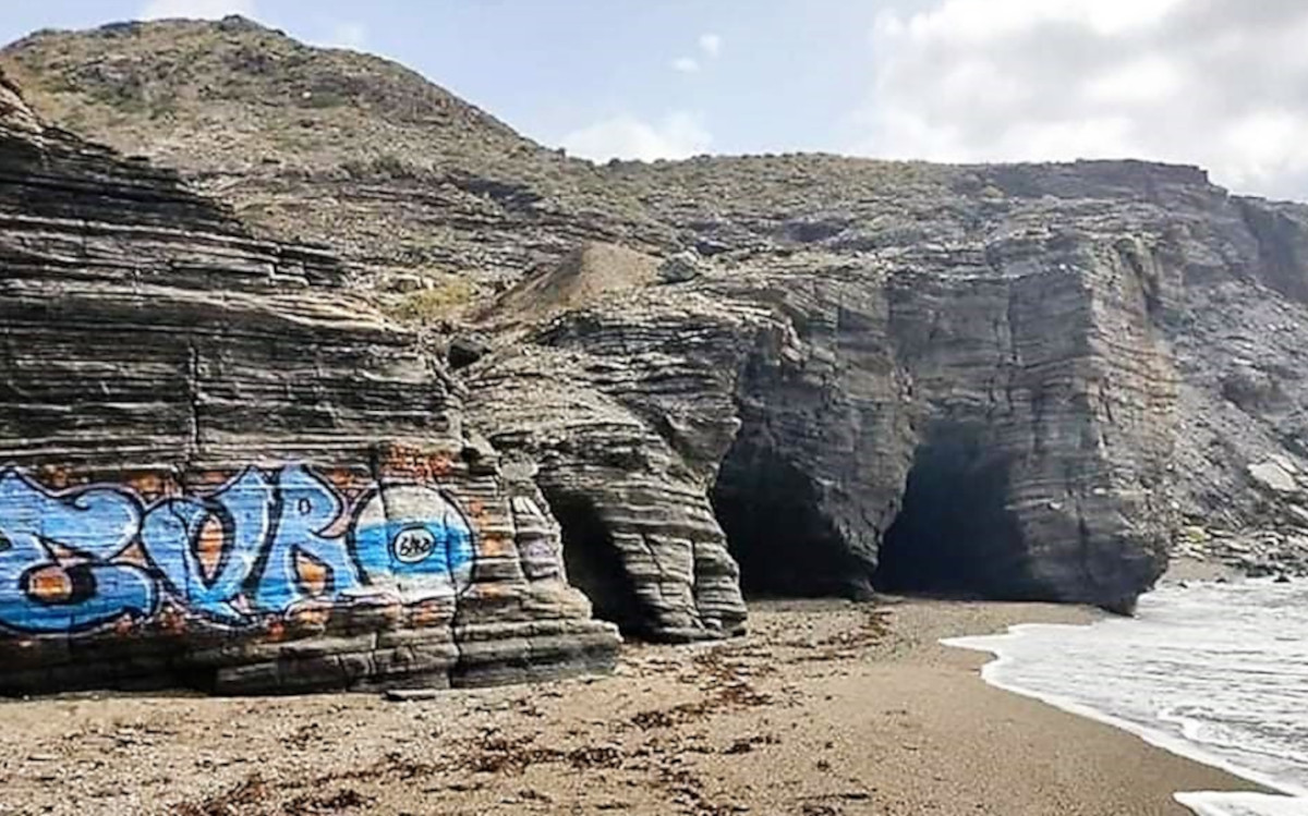 Pintada en las rocas de la cala Cocn en Calblanque