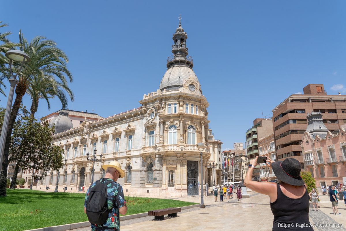 Turistas fotografiando el Palacio Consistorial.