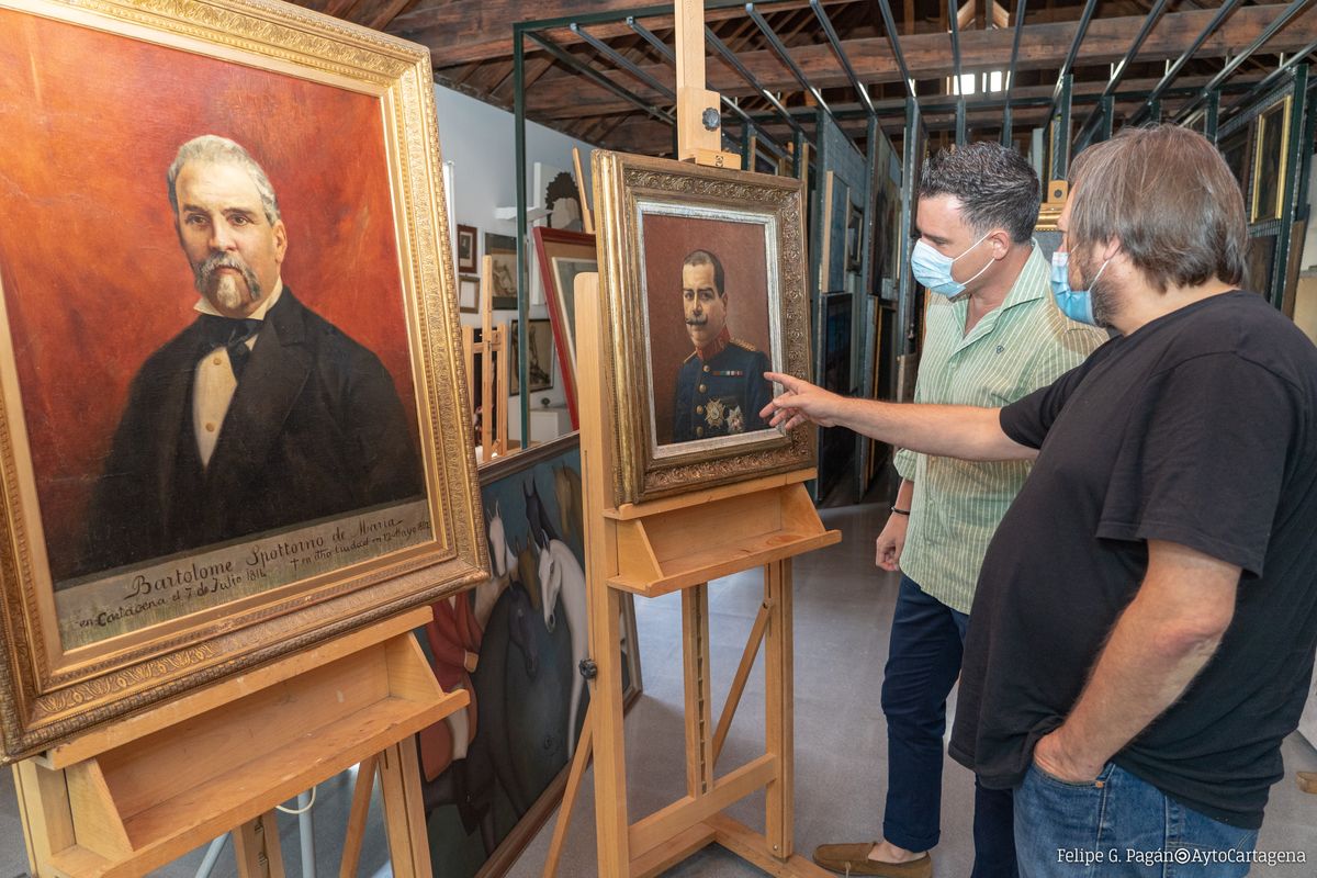 Isidro Prez y Carlos Piana con las obras restauradas por el Ayuntamiento.