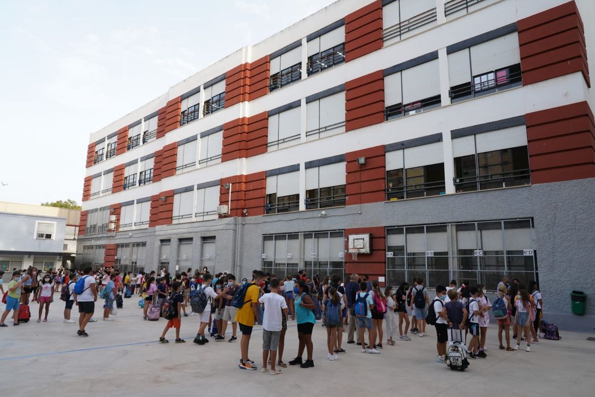 Alumnos a la entrada al colegio