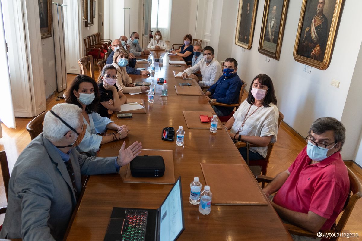 Reunión de los científicos del Comité de Expertos del Mar Menor con los representantes políticos de la Corporación municipal