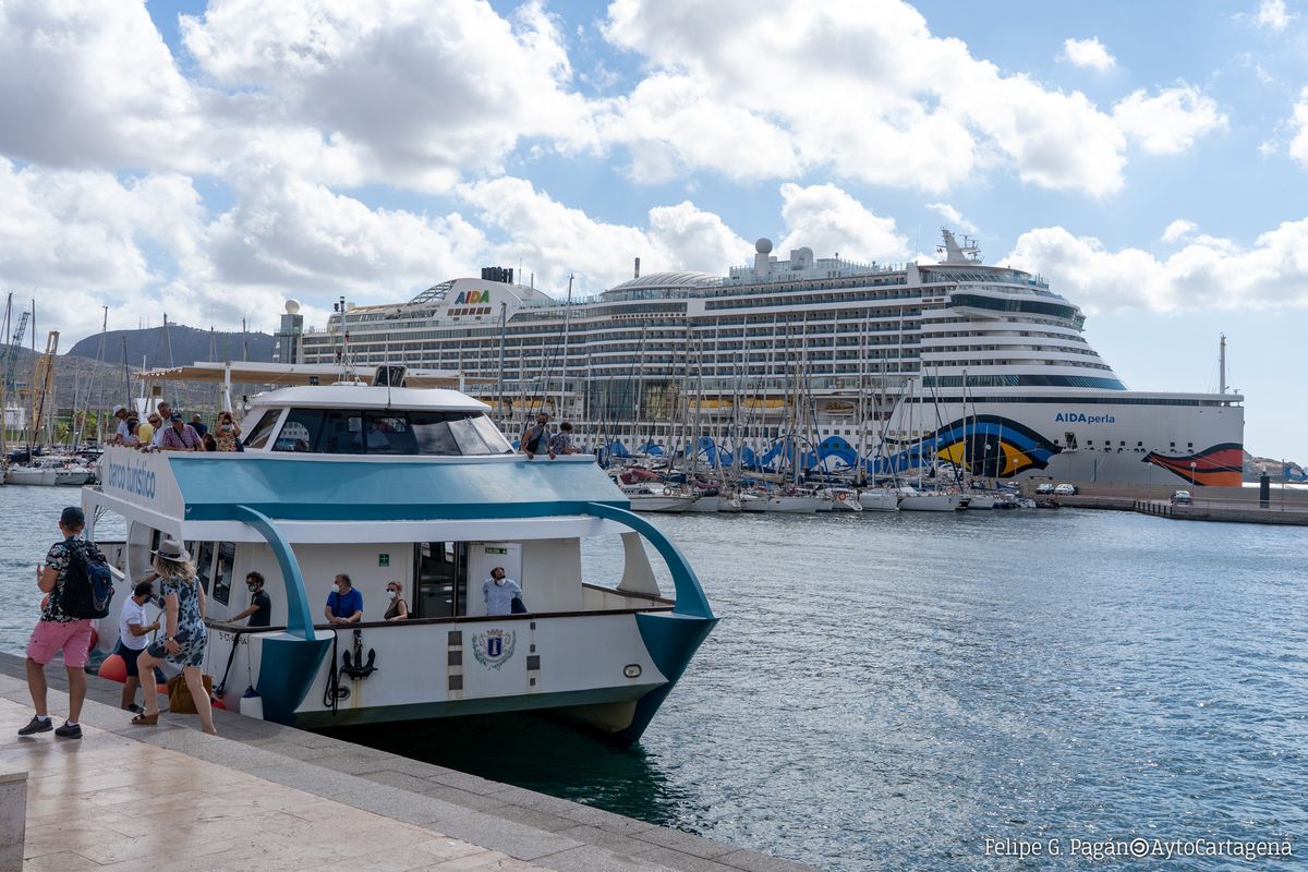 Turistas en el catamarn de Puerto de Culturas.