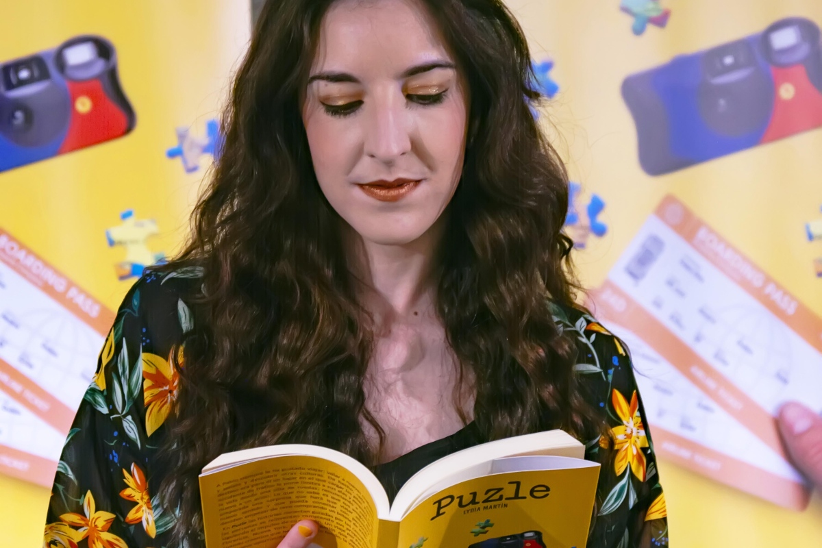 Lydia Martin junto a su libro Puzzle