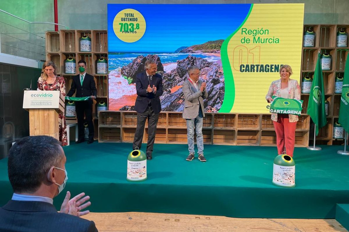 Noelia Arroyo ha recogido la Bandera Verde que distingue a Cartagena por el reciclaje de vidrio