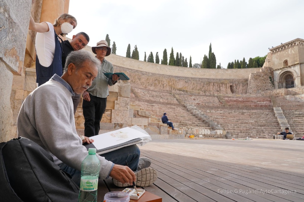 Pedro Cano impartiendo taller de acuarela en el Teatro Romano de Cartagena 