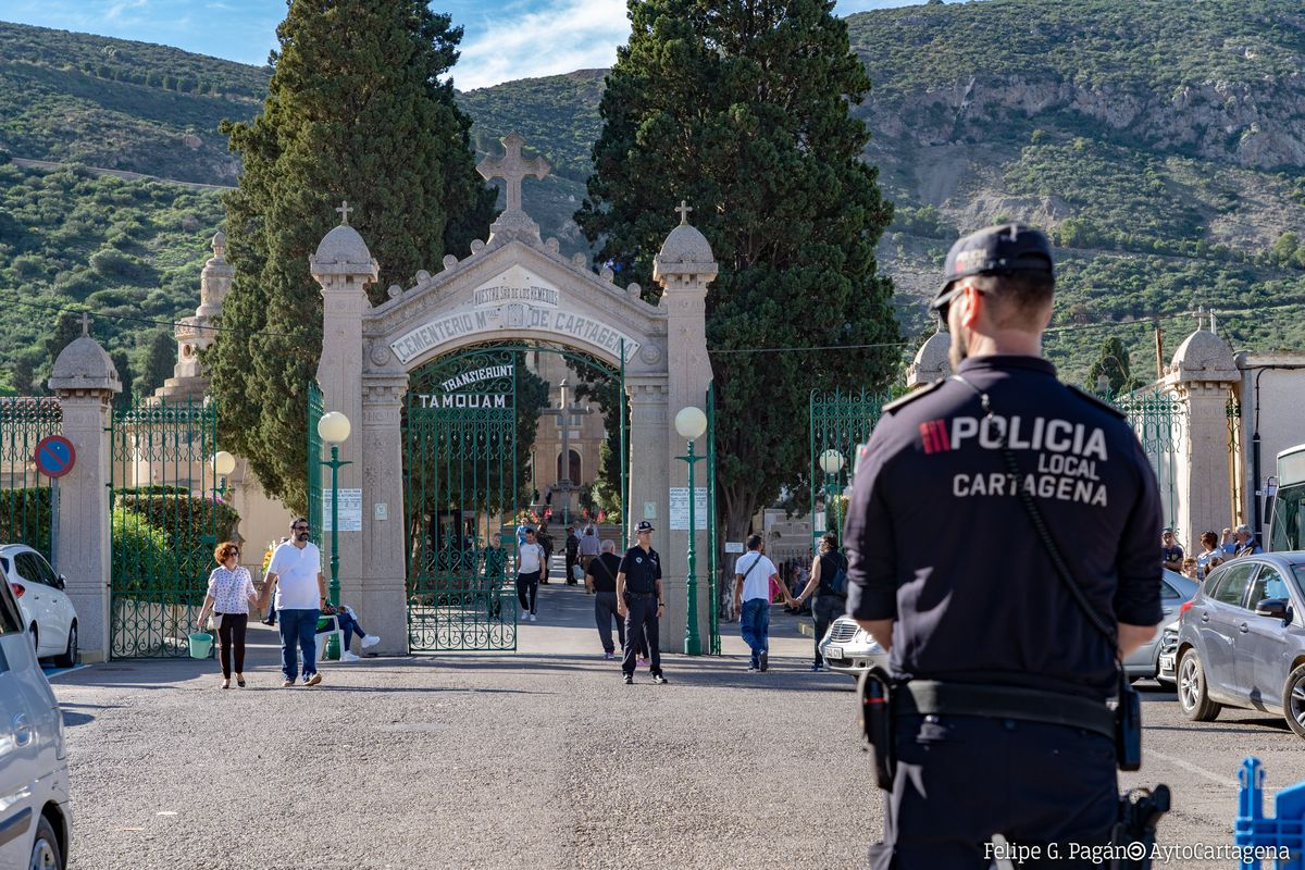 Policas locales regulando el acceso a los cementerios municipales el da de Todos los Santos