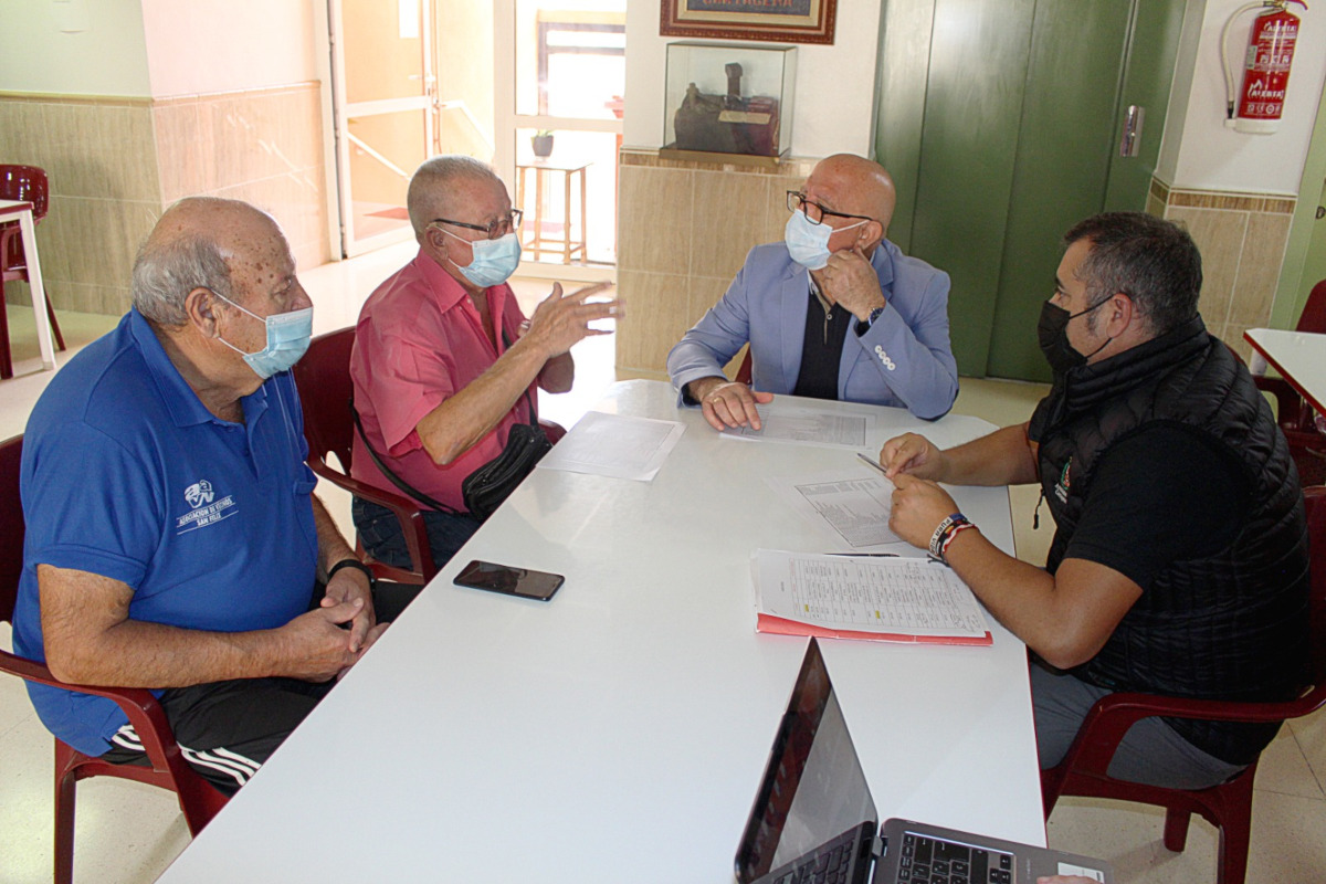 Reunin de Manuel Padn con representantes de los vecinos de Barrio Peral