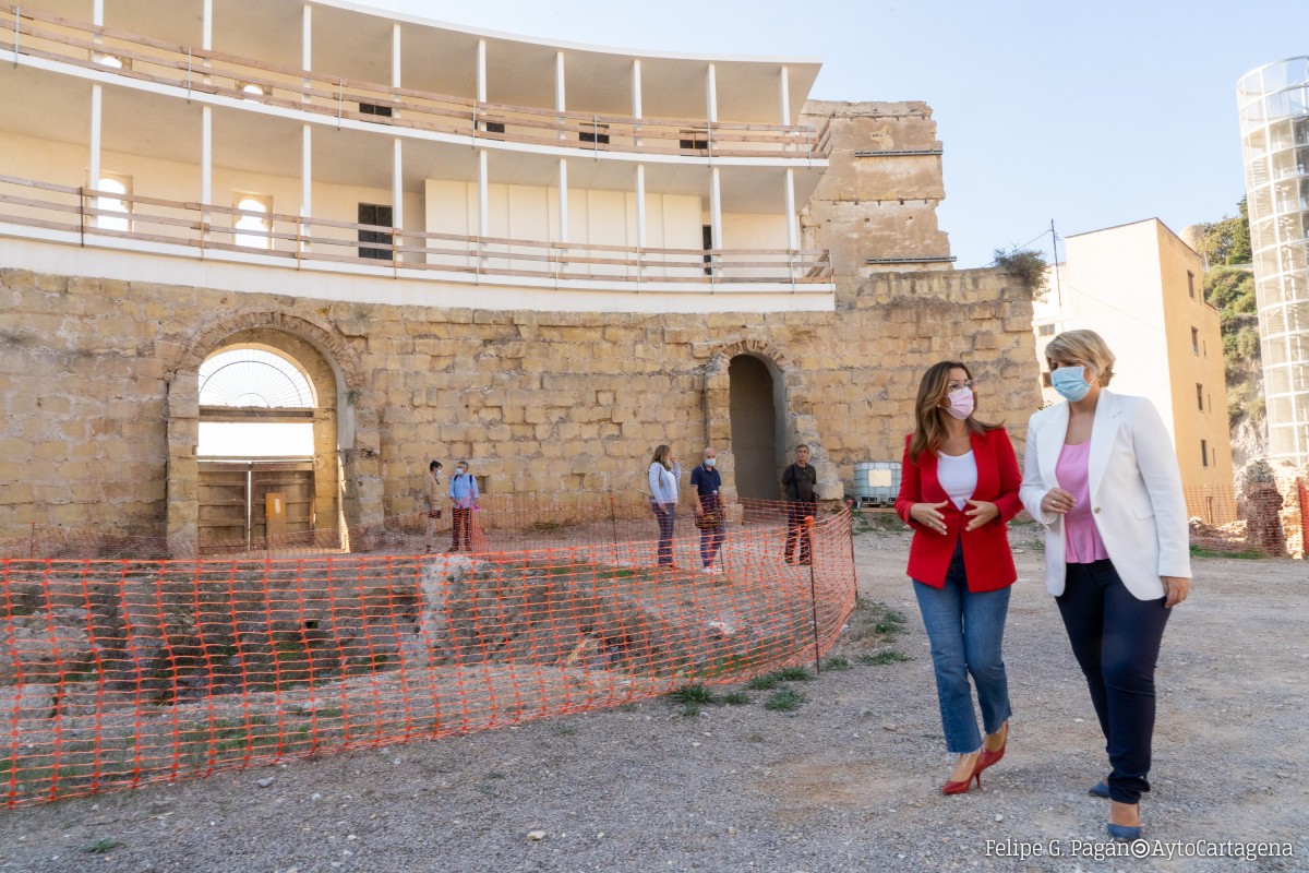 Visita al Anfiteatro Romano de la alcaldesa y la vicealcaldesa de Cartagena 