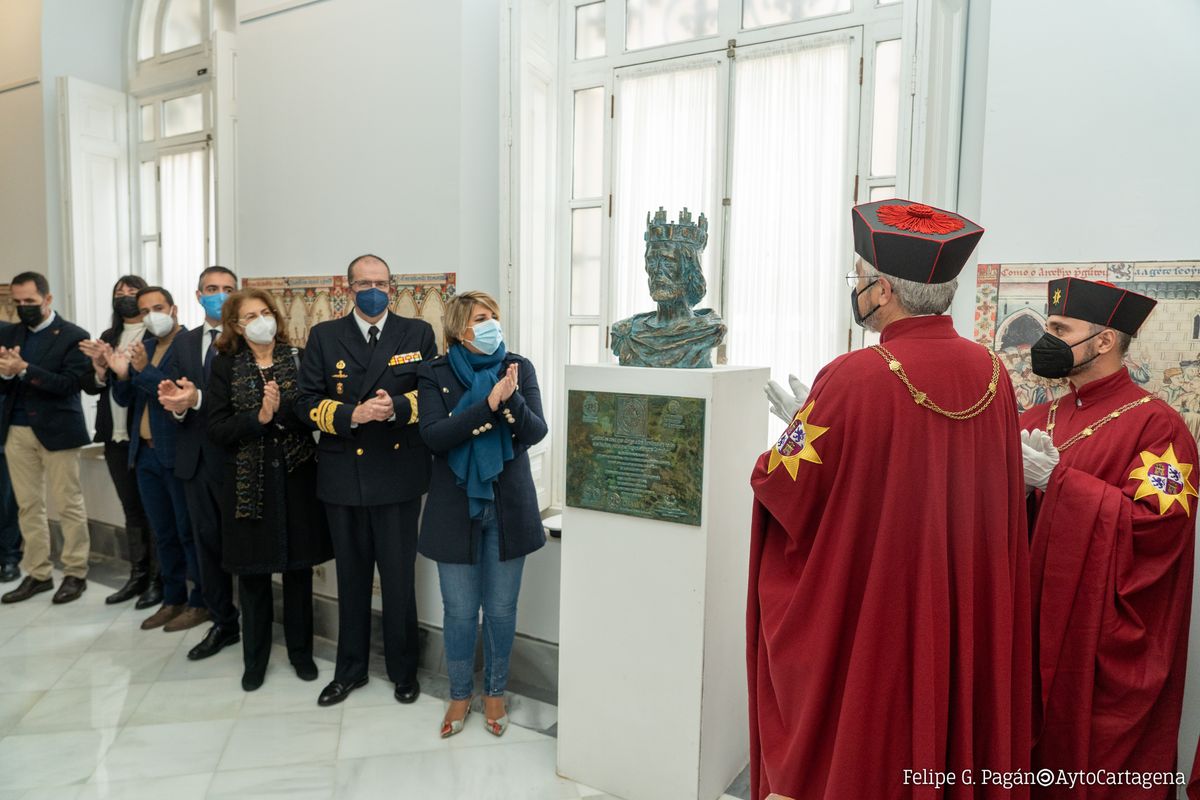 Entrega del busto de Alfonso X al Ayuntamiento de Cartagena