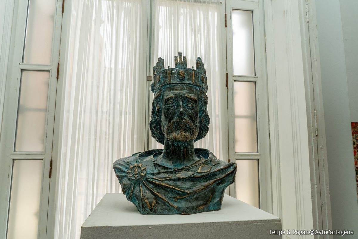 Entrega del busto de Alfonso X al Ayuntamiento de Cartagena