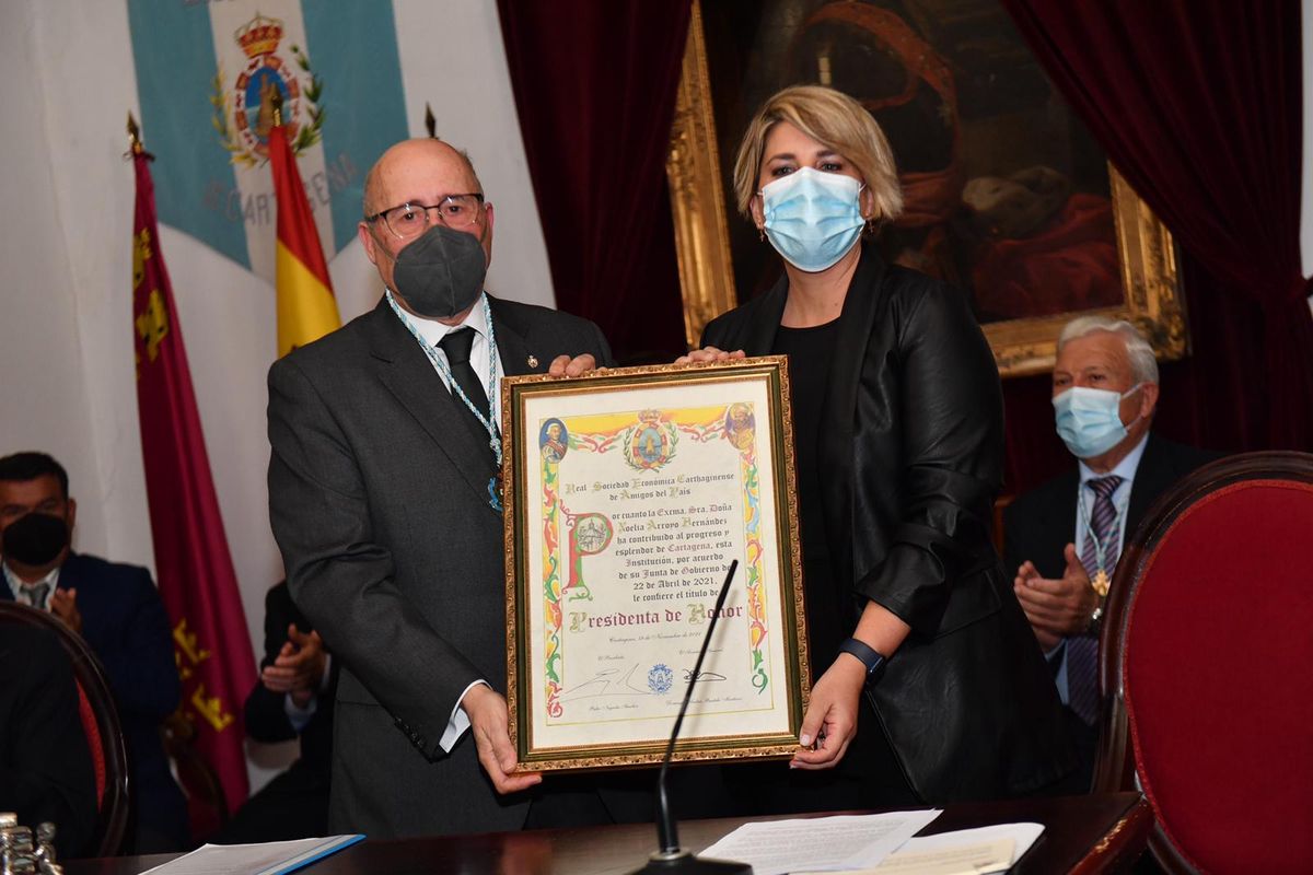 La alcaldesa recibe la Medalla y Presidencia de Honor de la Real Sociedad Econmica de Amigos del Pas de Cartagena