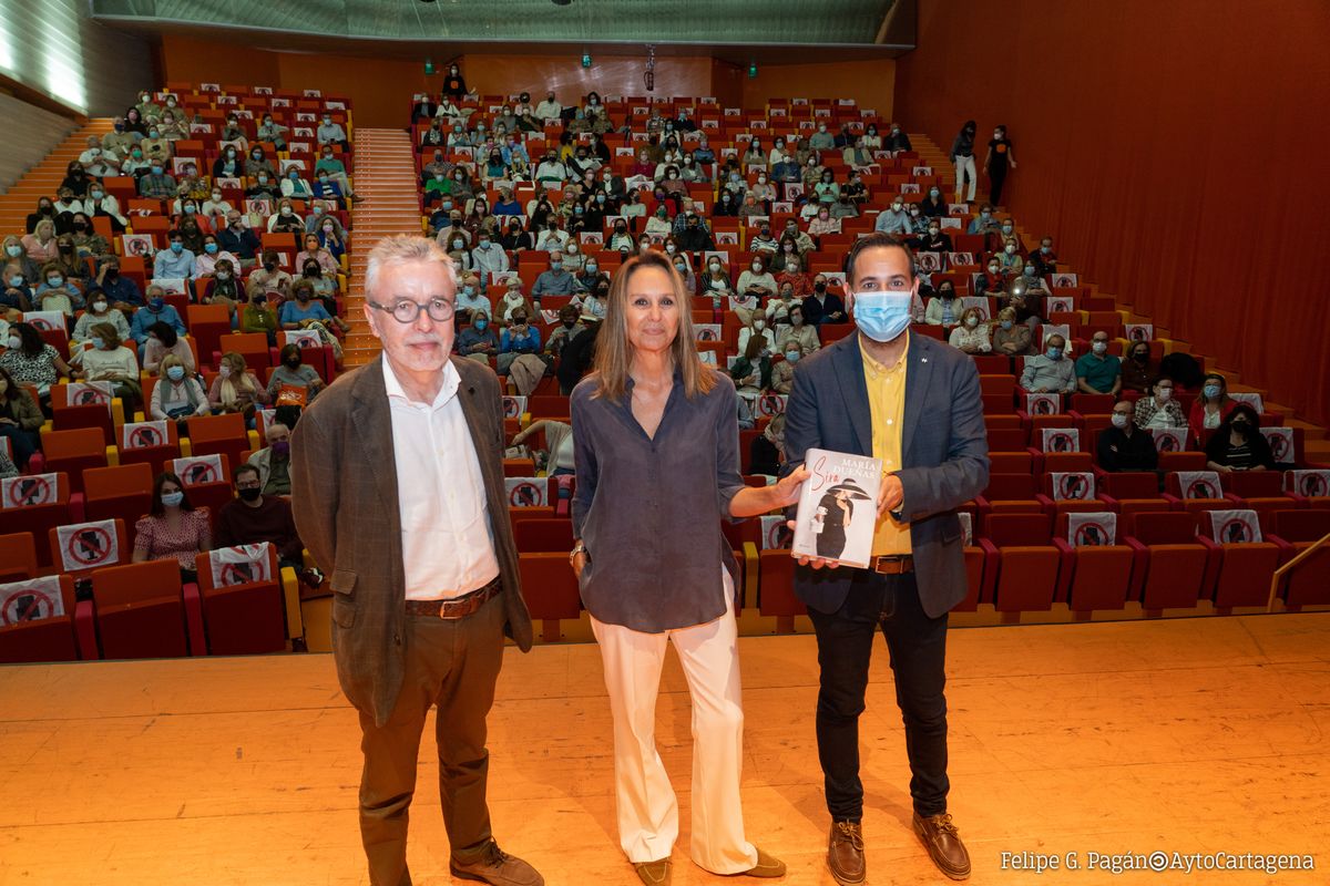 Mara Dueas en un reciente encuentro con autores celebrado en Cartagena.