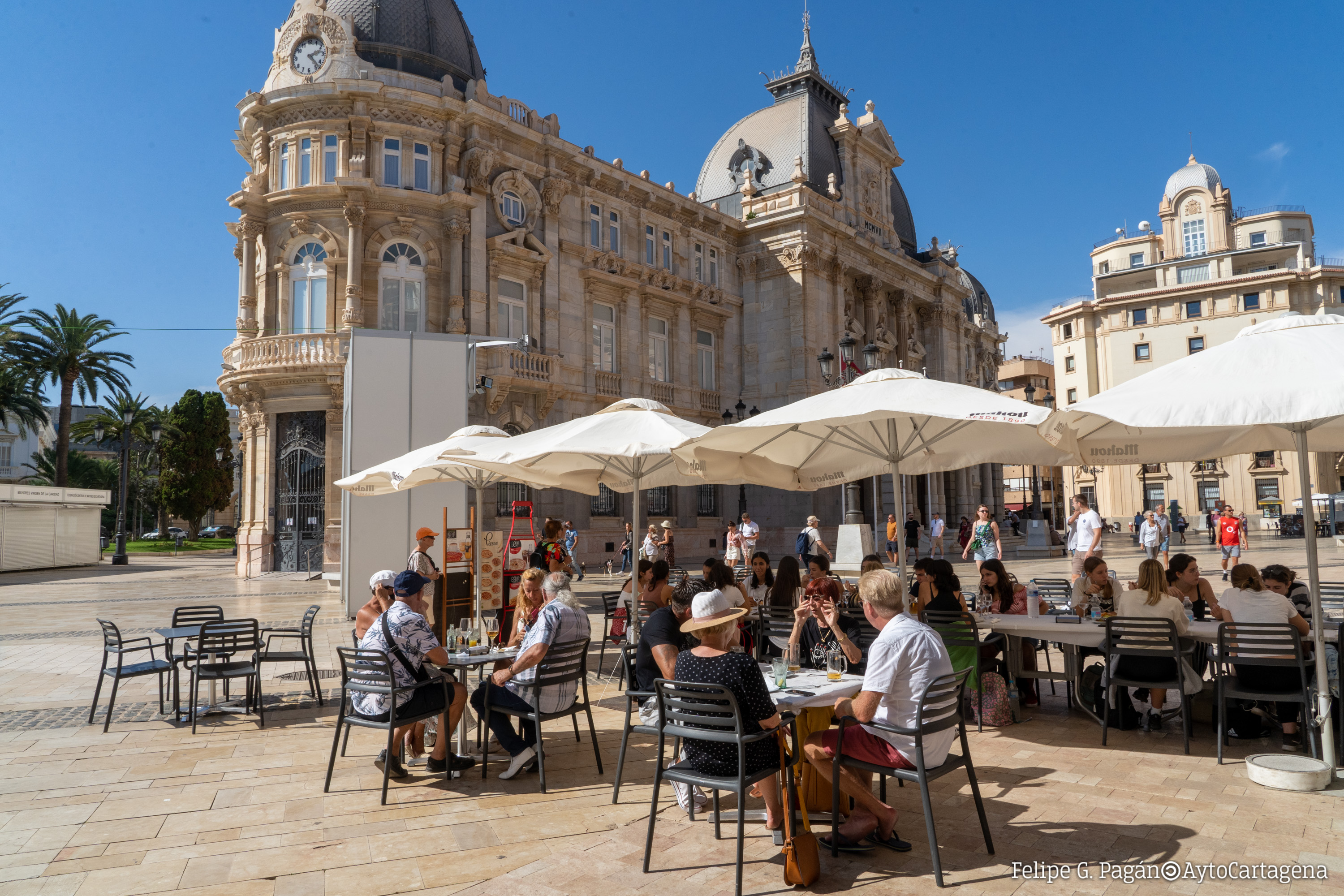 Foto de archivo: Turistas en la plaza del Ayuntamiento