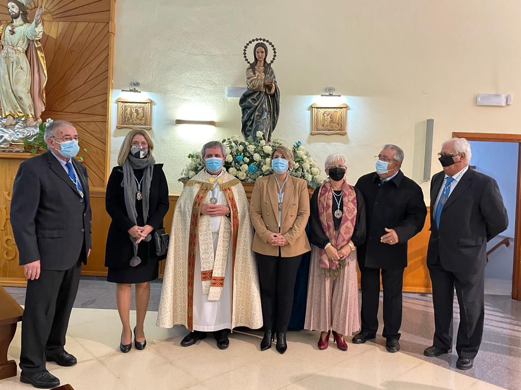 La alcaldesa recibe la Medalla de la Virgen de la Esperanza de la Urbanizacin Mediterrneo