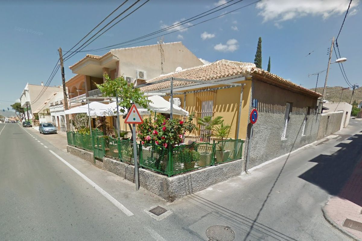 Edificaciones de la calle Isla de Hierro que serán sustituidas en Isla Plana por 10 viviendas en tres plantas