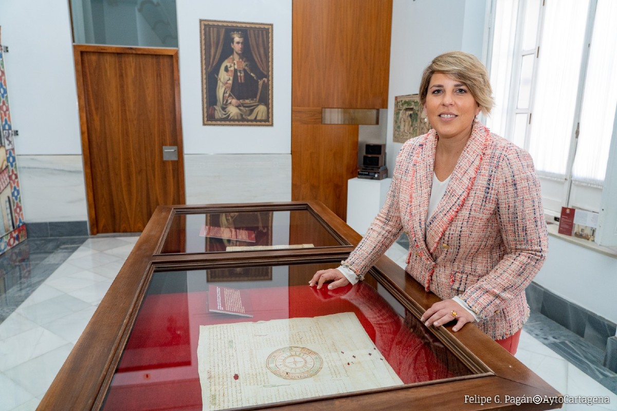 La alcaldesa de Cartagena con el Privilegio Rodado de Alfonso X