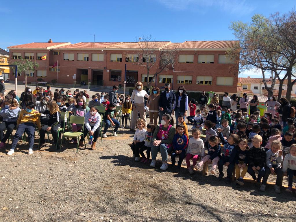 El CEIP Poeta Antonio Oliver estrena un mural tridimensional en el huerto escolar con verduras modeladas en arcilla por los escolares