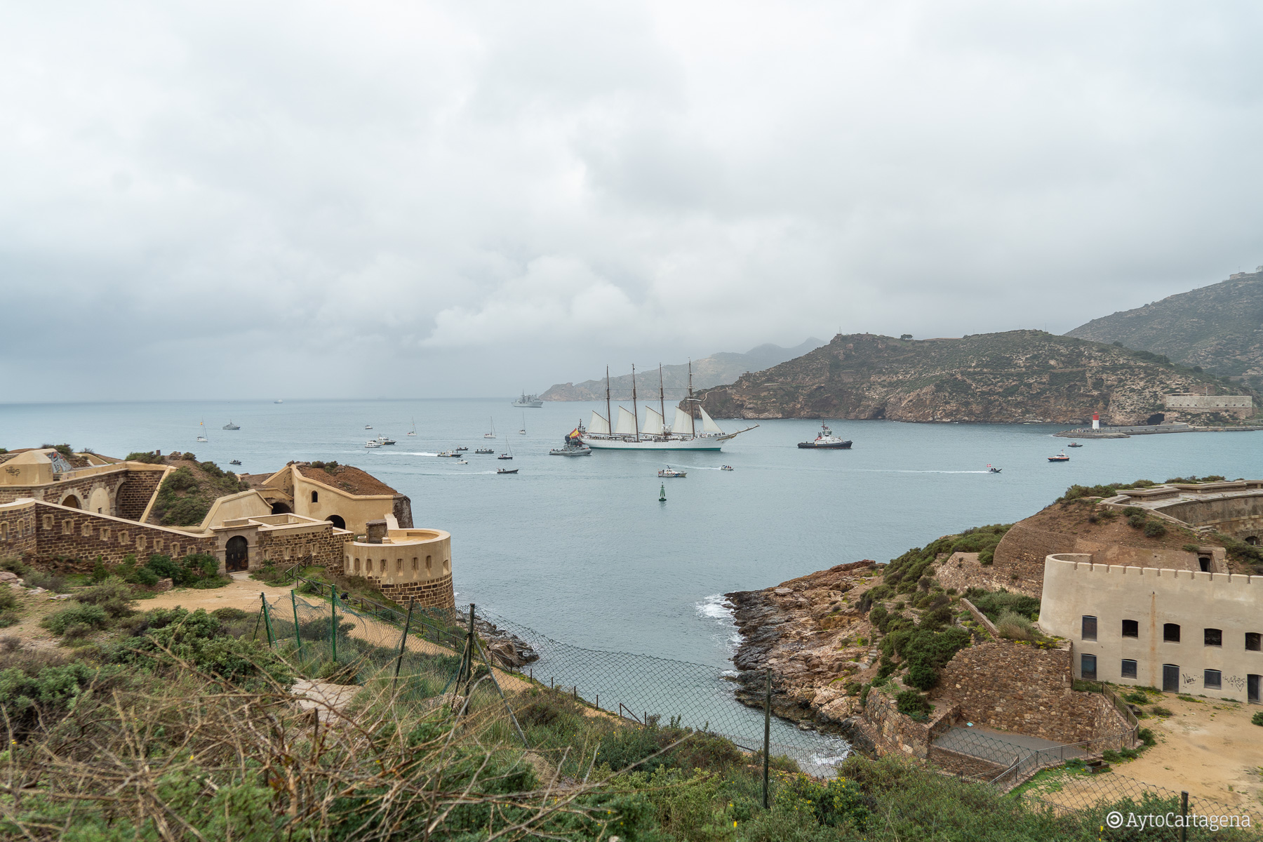 El buque escuela Elcano a su llegada al puerto de Cartagena