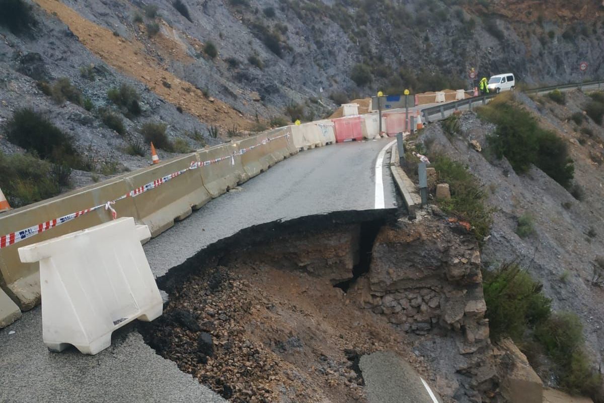 Derrumbe de la calzada en las Cuestas del cedacero por las lluvias.