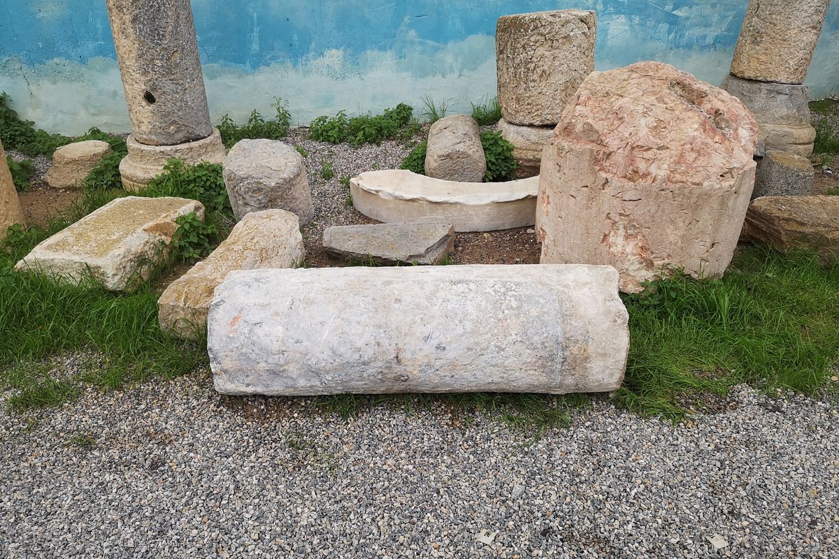 Columna romana encontrada tras el derribo del edificio de la calle San Vicente
