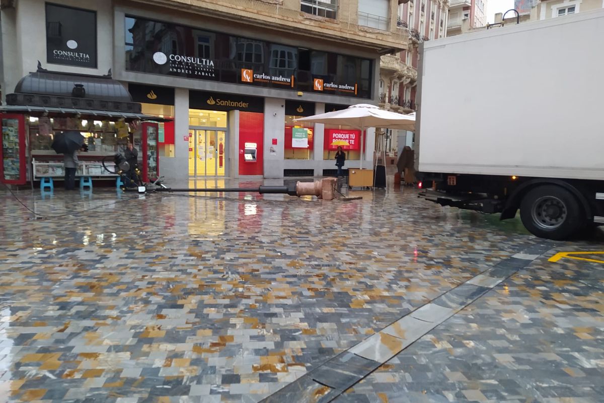 Falora derribada en Puertas de Murcia por la maniobra marcha atrs de un camin 