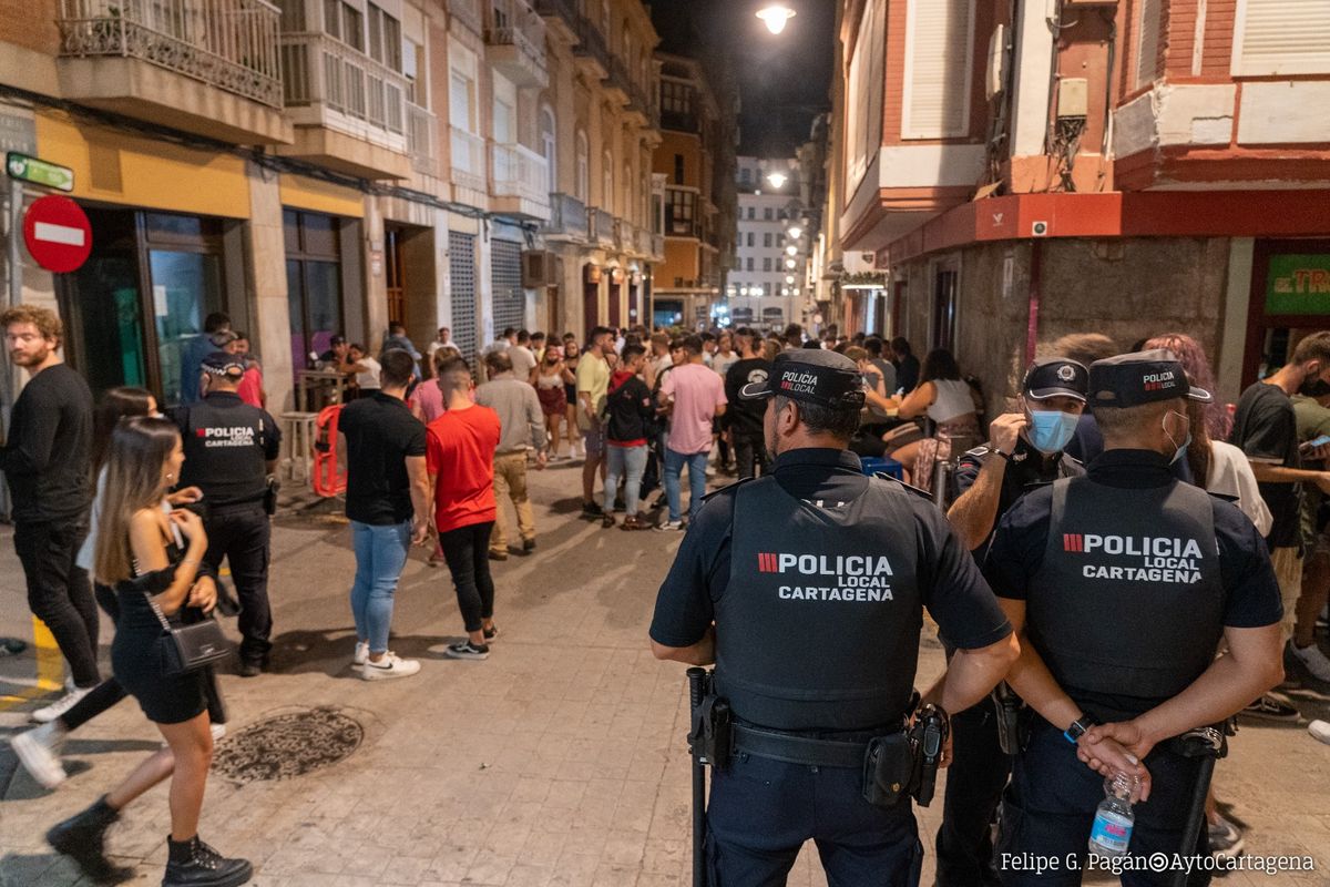 Imagen de archivo de control de la polica local sobre botelleos en la calle