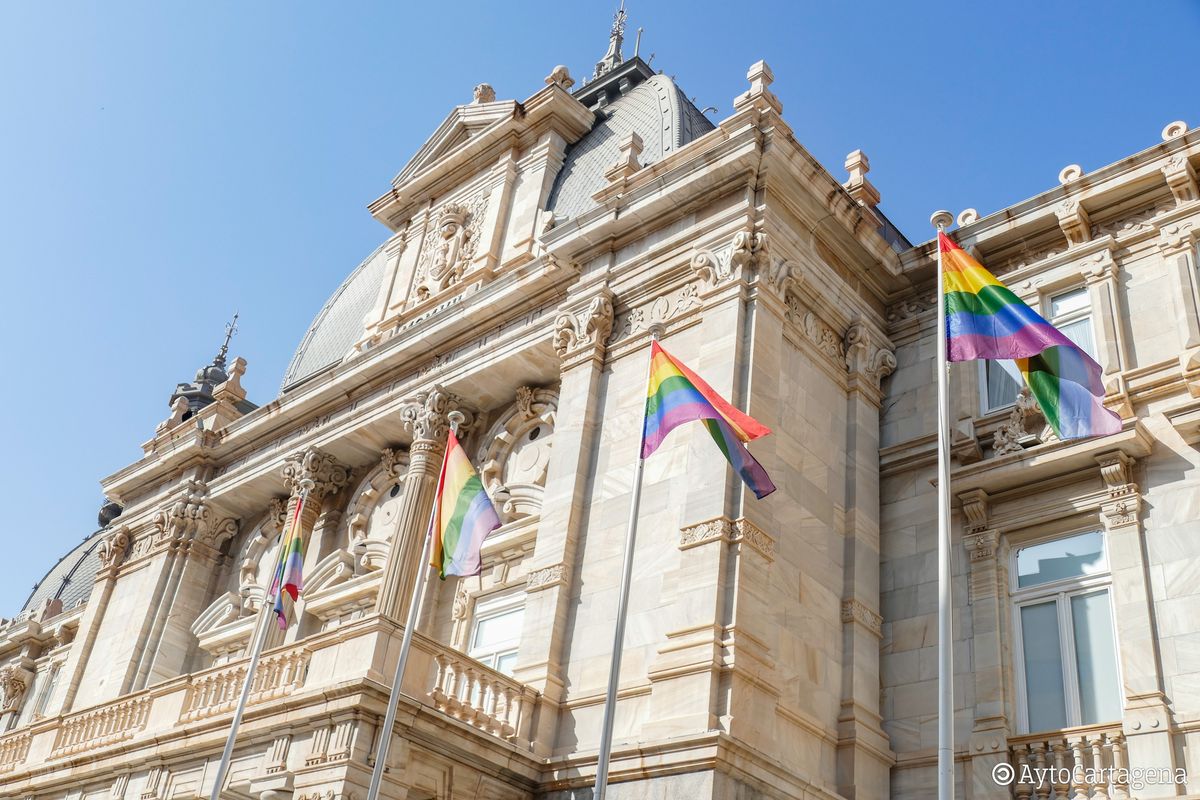Izado de bandera arcoiris por el Día contra la LGTBIfobia 2022