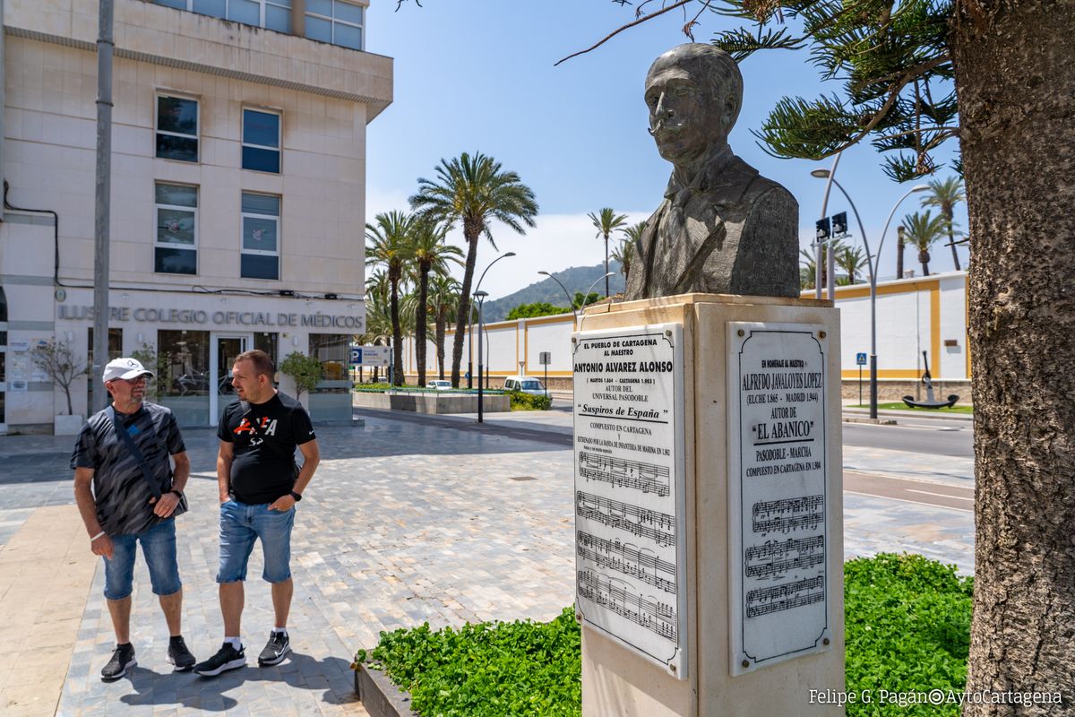 Restauración de las placas que muestran las partituras de los tres pasodobles más famosos compuestos en Cartagena, en el busto de Álvarez Alonso en la plaza del Rey.