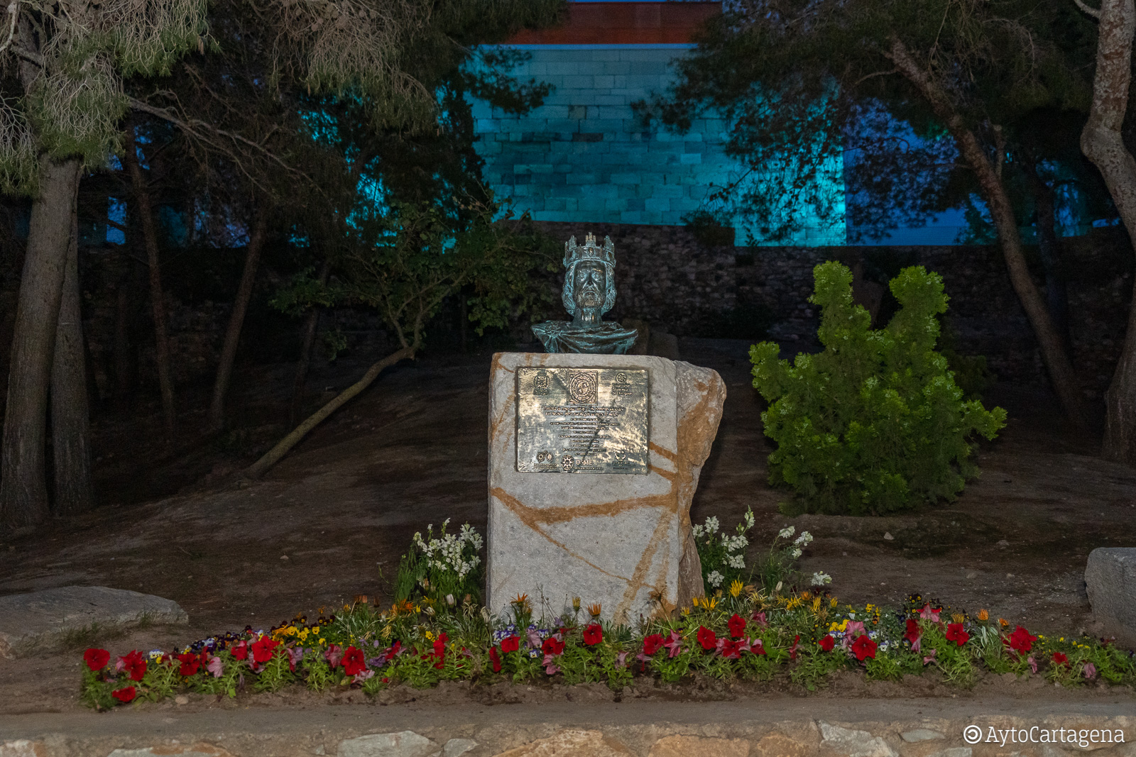 Busto de Alfonso X El Sabio e iluminacin Parque Torres