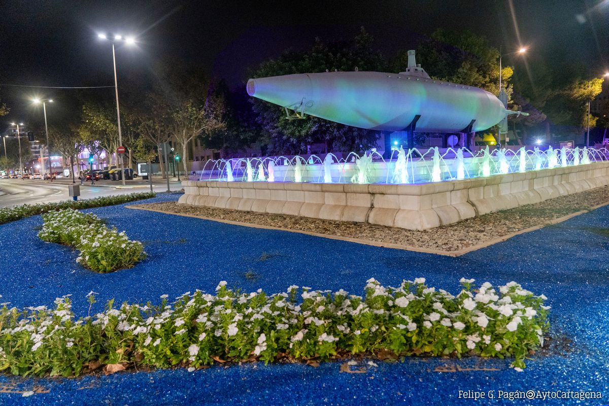 Submarino iluminado de verde y azul por el Da de la Neurofibromatosis