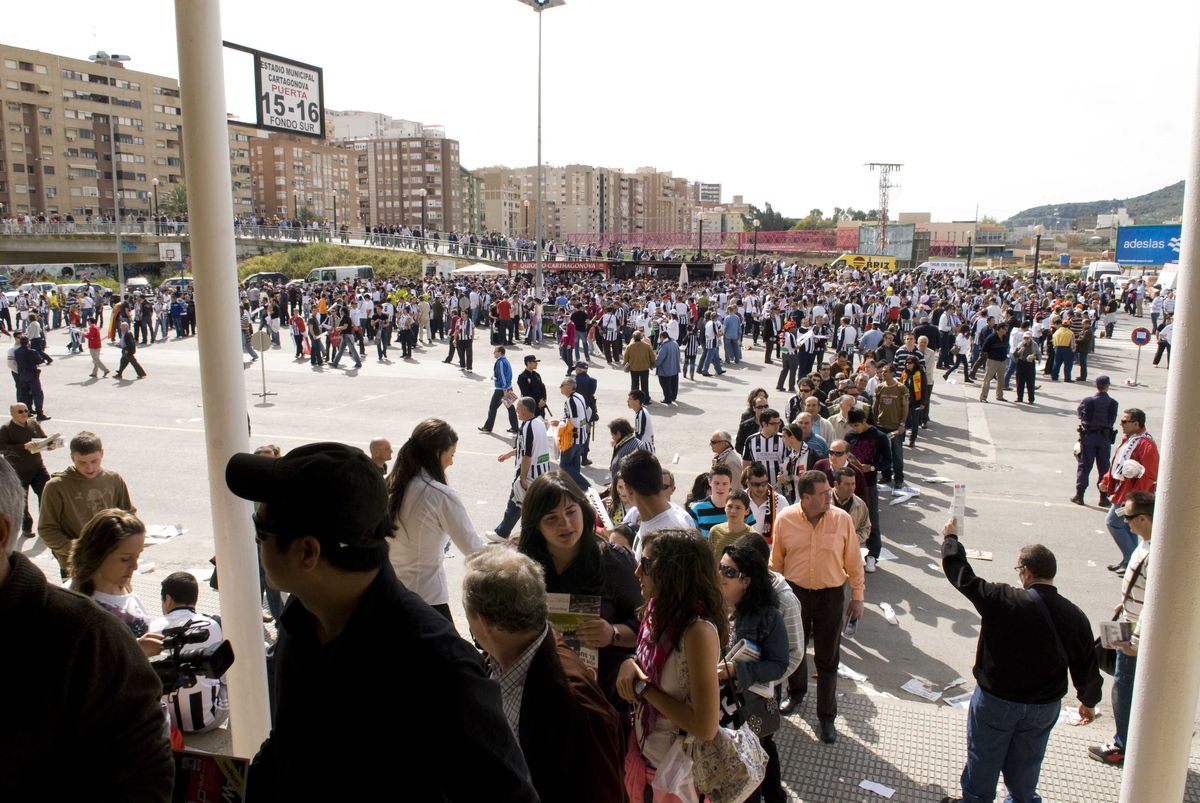 Aficionados accediendo al estadio municipal Cartagonova