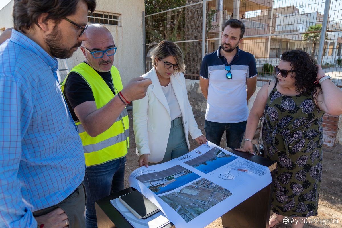 Comienzan las obras de la pista polideportiva que se va a construir en Los Urrutias con cargo al dinero de la Dana