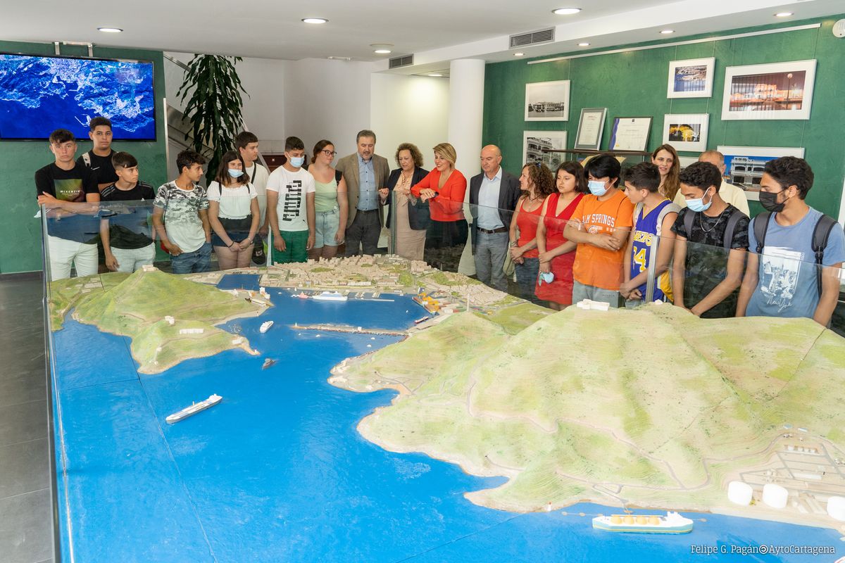 Los alumnos del IES Mediterrneo visitan las instalaciones del Puerto de Cartagena