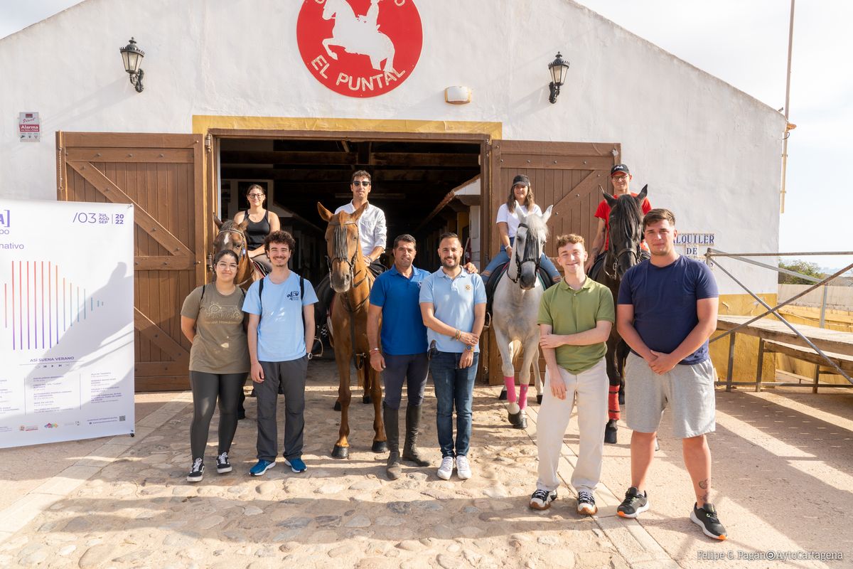 Paseo a caballo durante la presentacin de las actividades del Tla de Verano