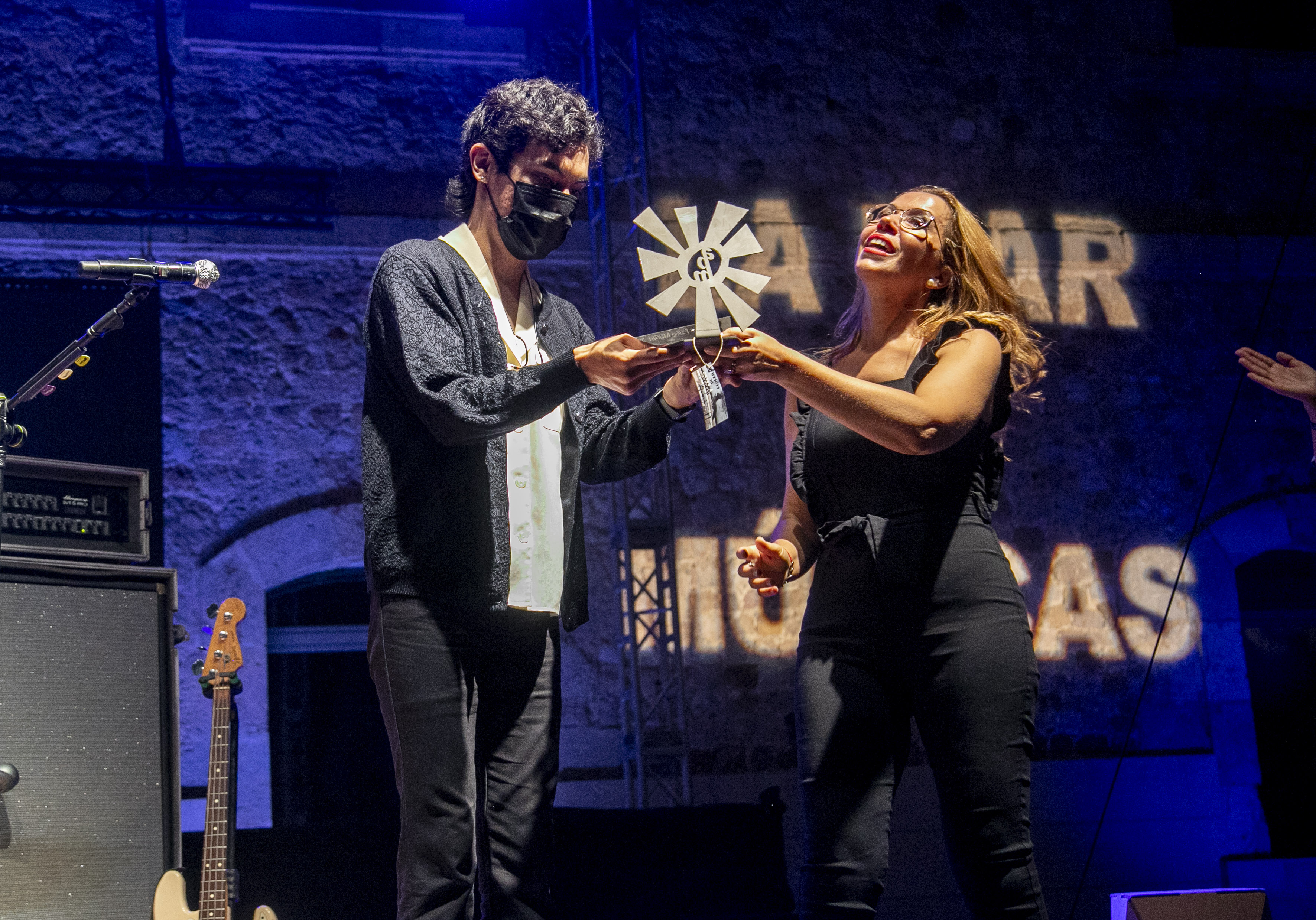 Ed Maverick recibe el premio Paco Martn de las manos de la vicealcaldesa de Cartagena, Ana Beln Castejn