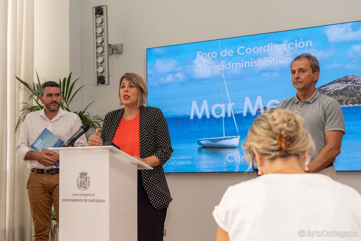 Cartagena pone a disposición de los municipios del Mar Menor el estudio para retirar fangos