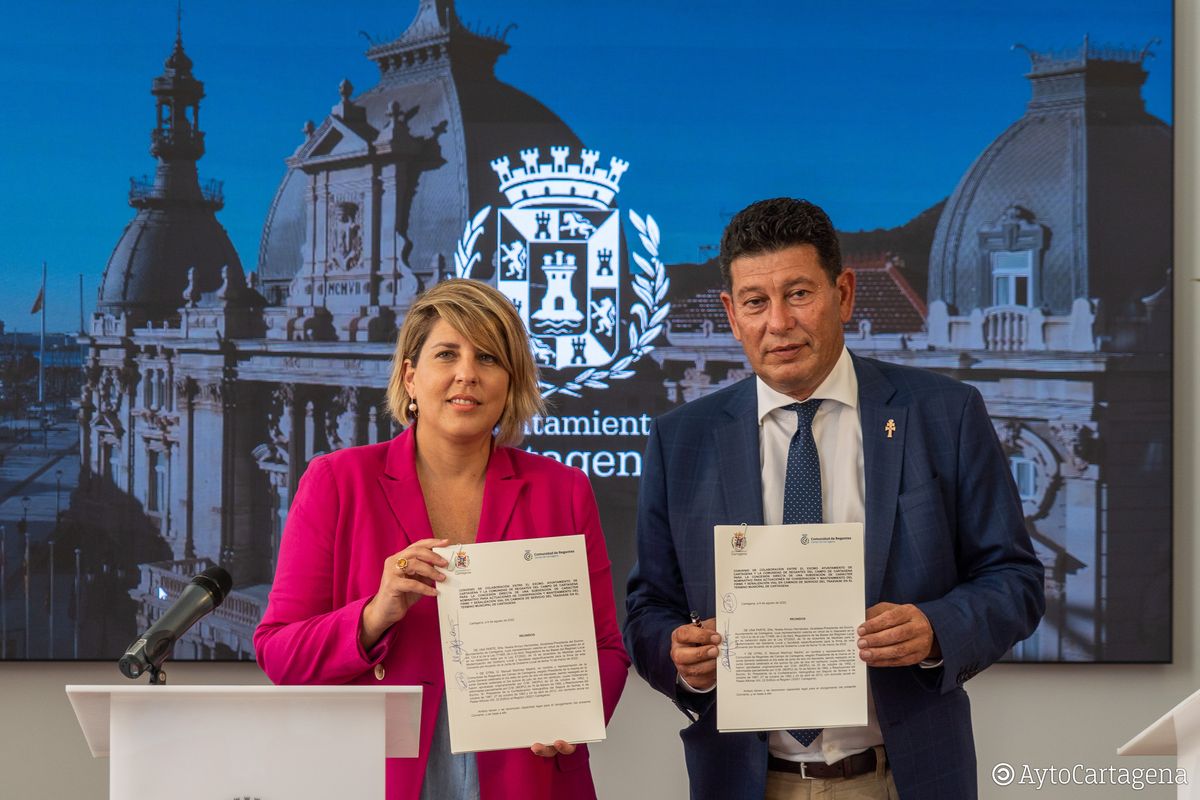 Firma del convenio sobre mantenimiento de las carreteras del trasvase entre Ayuntamiento y Comunidad de Regantes
