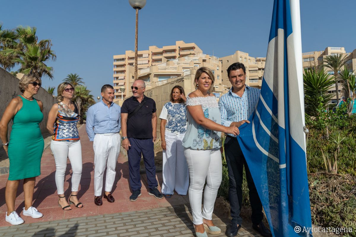 Cartagena y San Javier izan su primera bandera azul conjunta en la playa del Banco del Tabal