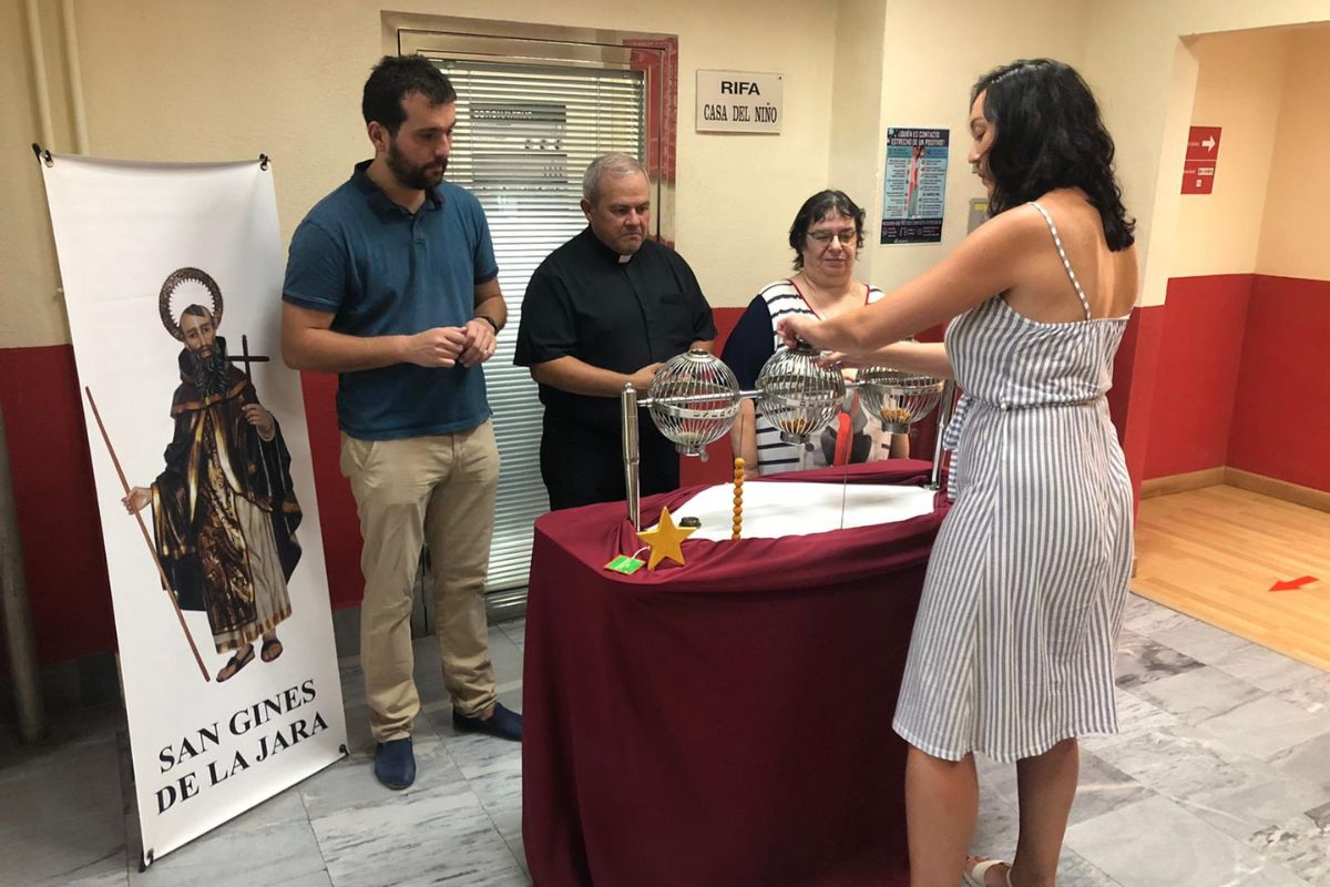 El prroco de San Gins, Lzaro Gomarz, el Hermano Mayor San Gins de la Jara, Vctor Javier Navarro, y la vendedora, Josefina Prez.