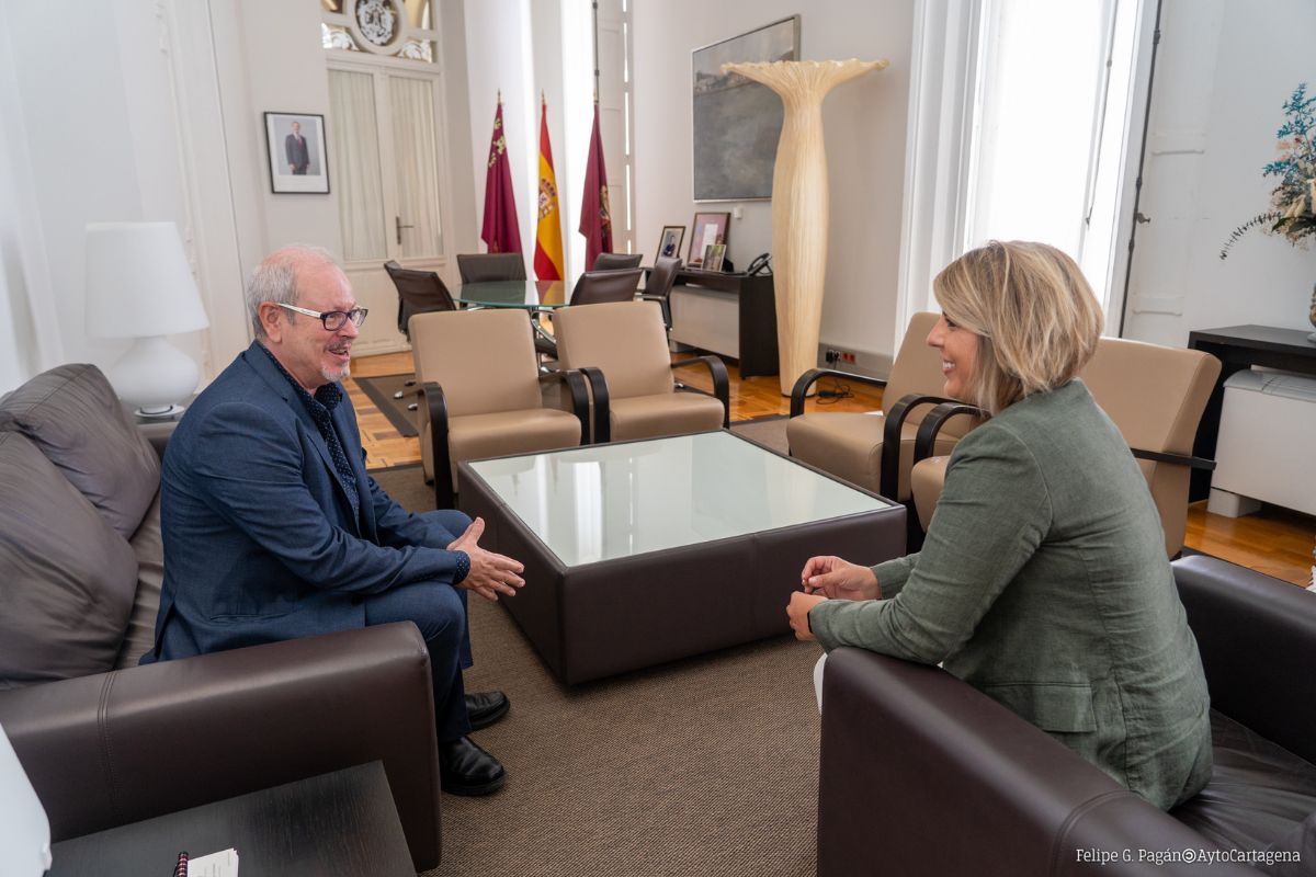La alcaldesa de Cartagena, Noelia Arroyo, ha recibido en el Palacio Consistorial al hasta ahora párroco de la iglesia Sagrado Corazón de Jesús, Joaquín Fulgencio Ferrando Ros-Olivares.