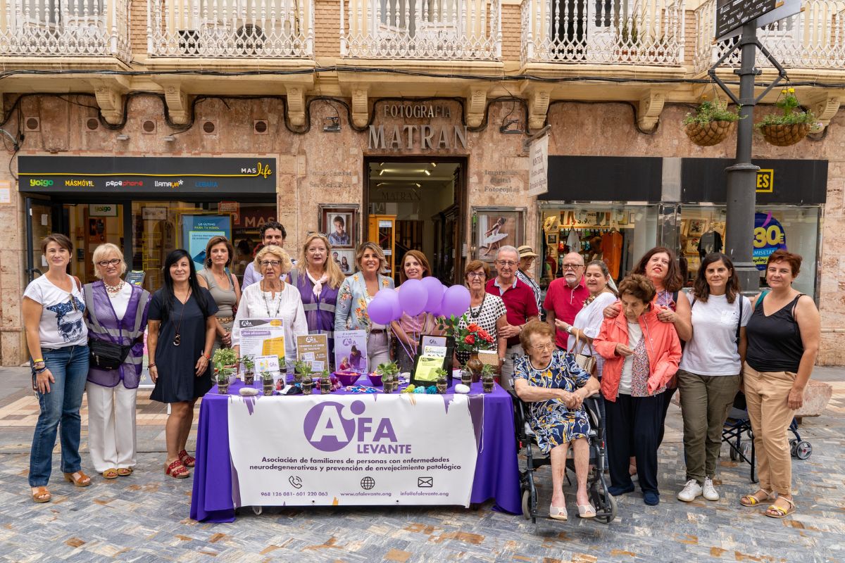 Visita a la mesa informativa instalada por parte de la asociación AFAL con motivo del Día Mundial del Alzheimer