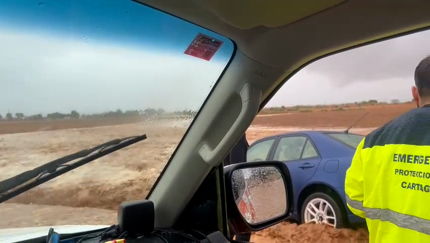 Efectivos municipales auxilian a un vehculo arrastrado en la carretera de La Aljorra